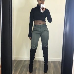 Crop turtle neck sweater with raw hem